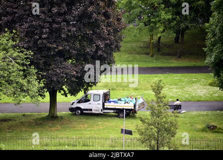Manchester, Regno Unito, 8th giugno 2022. Vista dall'alto. Un addetto alla raccolta rifiuti raccoglie rifiuti nell'Ardwick Green Park, di proprietà del Manchester City Council, Inghilterra, Regno Unito, Isole britanniche. Fornitura di servizi da parte delle amministrazioni locali. I tre sindacati del governo locale, Unite, UNISON e GMB, hanno presentato una richiesta di retribuzione per il personale in Inghilterra, Galles e Irlanda del Nord per ricevere un aumento di retribuzione di £2.000 ciascuno o il tasso attuale di RPI (attualmente 11,1%), a seconda di quale sia più alto per ciascun individuo. Credit: Terry Waller/Alamy Live News Foto Stock