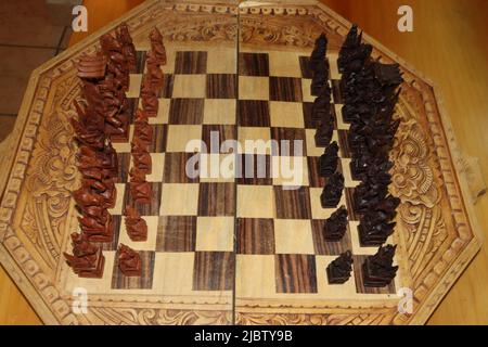 Vecchi pezzi di scacchi marroni e neri intagliati in stile Maya Foto Stock