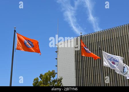 SANTA ANA, CALIFORNIA - 2 GIUGNO 2022: Bandiere della contea di fronte al tribunale della contea di Orange nel centro amministrativo Plaza. Foto Stock