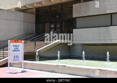 SANTA ANA, CALIFORNIA - 2 GIUGNO 2022: L'edificio della Orange County Public Law Library nel Santa Ana Civic Center. Foto Stock