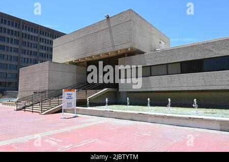 SANTA ANA, CALIFORNIA - 2 GIUGNO 2022: L'edificio della Orange County Public Law Library nel Santa Ana Civic Center. Foto Stock