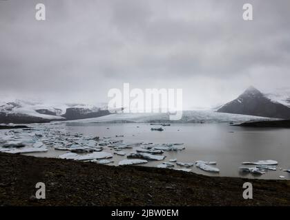 I carri di ghiaccio galleggiano nella laguna del ghiacciaio di Fjallsarlon Islanda Foto Stock