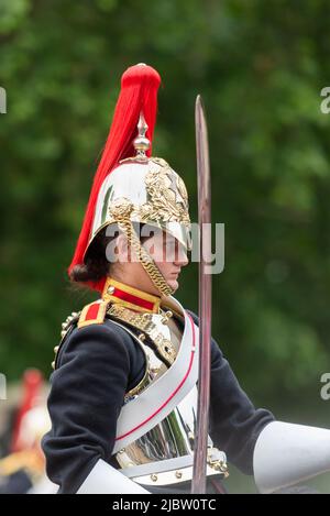 Soldato femminile di Blues e Royals della Cavalleria Household alla parata del Pageant del Giubileo del platino della regina nel Mall, Londra, Regno Unito. Foto Stock