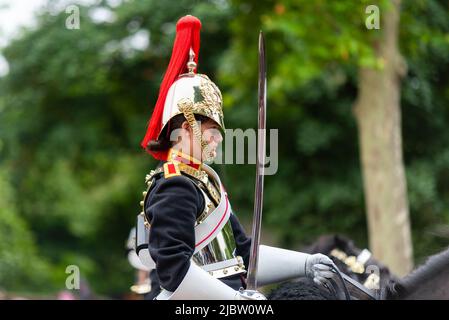 Soldato femminile di Blues e Royals della Cavalleria Household alla parata del Pageant del Giubileo del platino della regina nel Mall, Londra, Regno Unito. Foto Stock