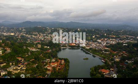 La città di Kandy è circondata da alte montagne coperte di giungla e vegetazione tropicale Foto Stock