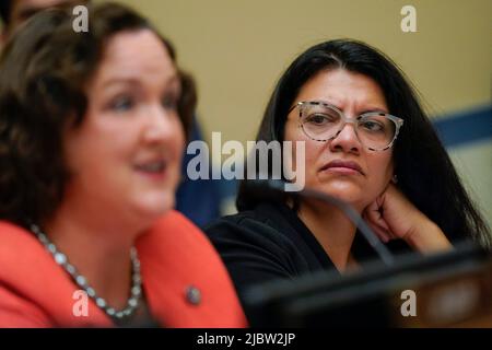 Rep. Rashida Tlaib, D-Micha, a destra, ascolta come Rep. Katie Porter, D-Calif., a sinistra, parla durante un'audizione della Camera Committee on Oversight and Reform sulla violenza delle armi su Capitol Hill a Washington, mercoledì 8 giugno 2022. Foto di Andrew Harnik/Pool/ABACAPRESS.COM Foto Stock