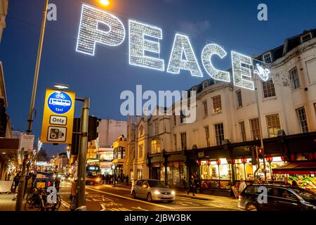 Brighton, 7th 2018 dicembre: Luci natalizie su Western Road, la principale strada dello shopping di Brighton Foto Stock