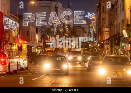 Brighton, 7th 2018 dicembre: Luci natalizie su Western Road, la principale strada dello shopping di Brighton Foto Stock