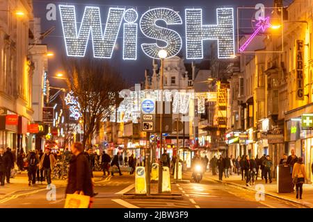 Brighton, 7th 2018 dicembre: Luci natalizie su Western Road, la principale strada dello shopping di Brighton Foto Stock