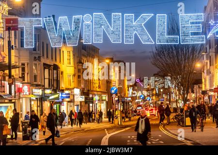 Brighton, 7th 2018 dicembre: Luci natalizie su Western Road, la principale strada dello shopping di Brighton Foto Stock