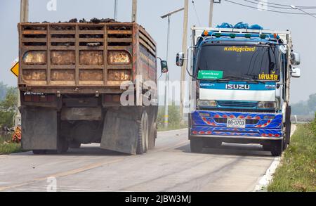 SAMUT PRAKAN, THAILANDIA, Apr 20 2022, due camion passano vicino su una strada di campagna Foto Stock