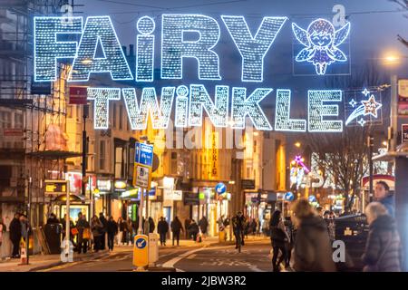 Brighton, 7th 2018 dicembre: Luci natalizie su Western Road, la principale strada dello shopping di Brighton Foto Stock