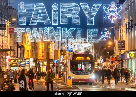 Brighton, 7th 2018 dicembre: Luci natalizie su Western Road, la principale strada dello shopping di Brighton Foto Stock