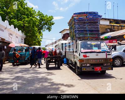 Zanzibar, Tanzania - Gennaio 2021: Dala dala sulla strada della Tanzania, il trasporto pubblico africano per il trasporto di persone e merci. Il tempo di Covid in Africa. Foto Stock