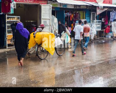 Zanzibar, Tanzania - Feb, 2021: La bicicletta è un mezzo di trasporto molto popolare in Africa, sia per il trasporto di persone e vari tipi di merci. Foto Stock