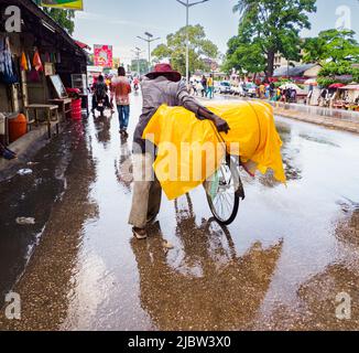 Zanzibar, Tanzania - Feb, 2021: La bicicletta è un mezzo di trasporto molto popolare in Africa, sia per il trasporto di persone e vari tipi di merci. Foto Stock