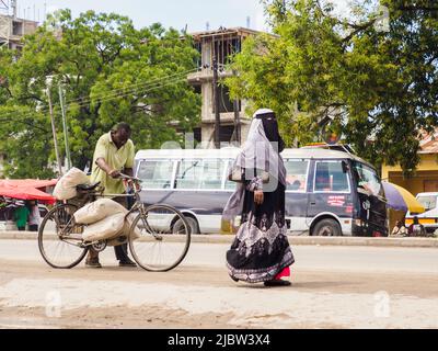 Zanzibar, Tanzania - Feb, 2021: La bicicletta è un mezzo di trasporto molto popolare in Africa, sia per il trasporto di persone e vari tipi di merci. Foto Stock