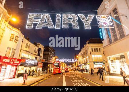 Brighton, 7th 2018 dicembre: Luci natalizie su Western Road, la principale strada dello shopping di Brighton Foto Stock