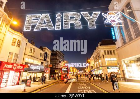 Brighton, 7th 2018 dicembre: Luci natalizie su Western Road, la principale strada dello shopping di Brighton Foto Stock