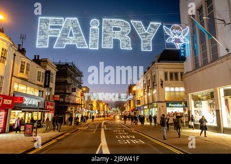 Brighton, 7th 2018 dicembre: Luci natalizie su Western Road, la principale strada dello shopping di Brighton Foto Stock