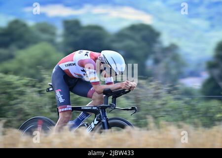 Toms lettoni Skujins di Trek-Segafredo raffigurato in azione durante la quarta tappa della gara ciclistica Criterium du Dauphine, un crono individuale del 31,9km tra Montbrison e la Batie d'Urfe, Francia, mercoledì 08 giugno 2022. BELGA FOTO DAVID STOCKMAN Foto Stock