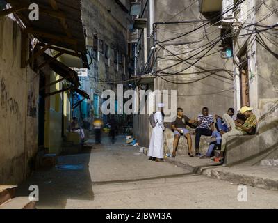 Città di pietra, Zanzibar - Febbraio 2021: Vita notturna nelle strette strade di Città di pietra anche conosciuto come Mji Mkongwe (swahili per 'città vecchia') è la parte vecchia Foto Stock