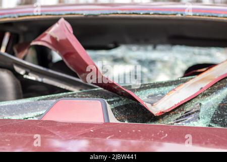 Una vettura dopo un incidente con un lunotto rotto. Vetro rotto in un veicolo con una luce di stop posteriore. Relitto interno, vista dettagliata di un Foto Stock