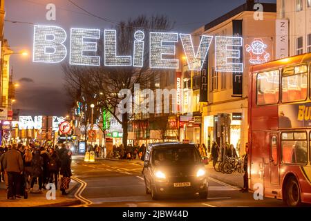 Brighton, 7th 2018 dicembre: Luci natalizie su Western Road, la principale strada dello shopping di Brighton Foto Stock