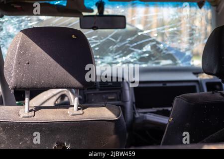Finestrino danneggiato dopo un incidente. Parabrezza rotto a causa di un incidente, vista interna. Dettagli dell'abitacolo, vista dalla cabina. Movimento sicuro Foto Stock