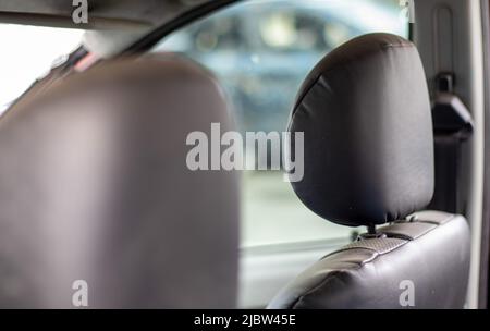 L'interno della vettura è danneggiato dopo l'incidente, vetro rotto sul sedile. Interno dell'auto danneggiato Foto Stock