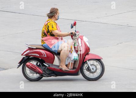 SAMUT PRAKAN, THAILANDIA, 06 2022 MAGGIO, Una donna guida una moto Foto Stock