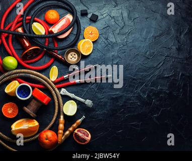 Hookah con arancia, lime, limone e pompelmo. Relax agrumi hookah tabacco. Spazio per il testo Foto Stock