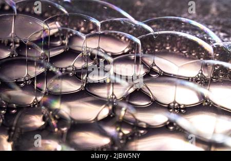 Bolle fatte da acqua, liquido piatto, olio, e colorante alimentare creando un altro effetto paesaggio bolla mondo Foto Stock
