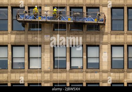 Lavatrici di finestre in un grande edificio nel quartiere Union Square di Manhattan, NYC Foto Stock
