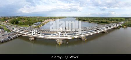 Panorama aereo del ponte di Temse sul fiume Scheldt ad Anversa. Vista aerea con drone dall'alto Foto Stock