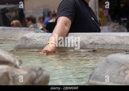 Roma, Italia. 08th giugno 2022. I turisti si rinfrescano alla fontana del Pantheon a Roma (Foto di Matteo Nardone/Pacific Press) Credit: Pacific Press Media Production Corp./Alamy Live News Foto Stock