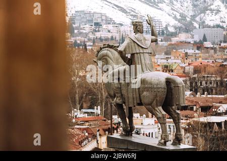 Tbilisi, Georgia. Famoso punto di riferimento Statua equestre del re Vakhtang Gorgasali vicino alla chiesa di Metekhi. Monumento Gorgasali nella capitale georgiana. Chiuso Foto Stock