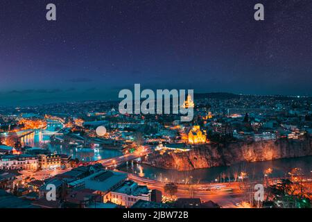 Tbilisi, Georgia. Serata crepuscolo Top View of Famous Landmarks in primavera sera crepuscolo cielo stellato notte sopra Georgian Capital Skyline Foto Stock