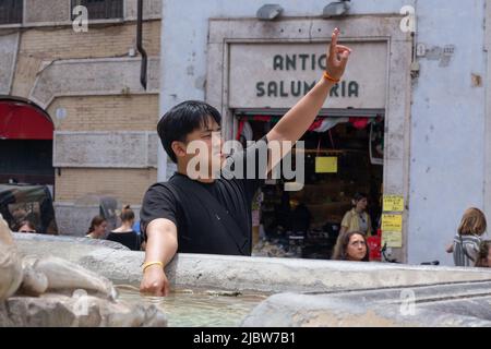 Roma, Italia. 08th giugno 2022. I turisti si rinfrescano alla fontana del Pantheon a Roma (Foto di Matteo Nardone/Pacific Press/Sipa USA) Credit: Sipa USA/Alamy Live News Foto Stock