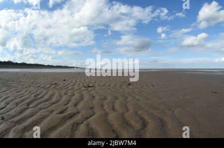 Skegness Beach, creste di sabbia, Tide out, Skegness, Lincolnshire, REGNO UNITO Foto Stock