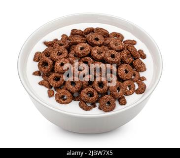 Anelli di mais al cioccolato con latte isolato su sfondo bianco, vista dall'alto Foto Stock