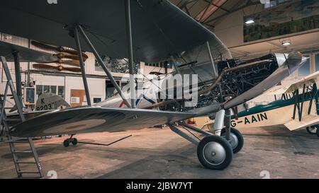 1937 Hawker Daemon (G-BTVE) in fase di manutenzione a Shuttleworth il 5th giugno 2022 Foto Stock