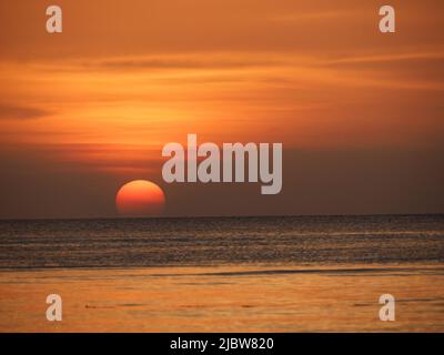 Meraviglioso tramonto sull'Oceano Indiano della Baia di Menai. Arcipelago di Zanzibar, Zanzibar, Tanzania, Africa Foto Stock