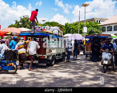 Zanzibar, Tanzania - Gennaio 2021: Dala via sulla strada della Tanzania, il trasporto pubblico africano per il trasporto di persone e merci. Il tempo di Covid in Africa. Foto Stock