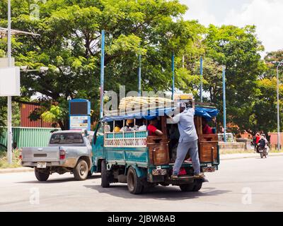 Zanzibar, Tanzania - Gennaio 2021: Dala via sulla strada della Tanzania, il trasporto pubblico africano per il trasporto di persone e merci. Il tempo di Covid in Africa. Foto Stock