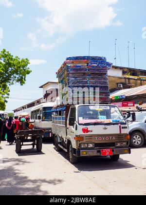 Zanzibar, Tanzania - Gennaio 2021: Dala via sulla strada della Tanzania, il trasporto pubblico africano per il trasporto di persone e merci. Il tempo di Covid in Africa. Foto Stock