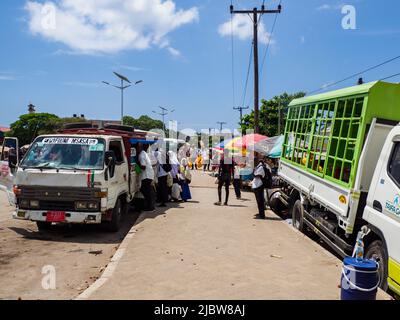 Zanzibar, Tanzania - Gennaio 2021: Dala via sulla strada della Tanzania, il trasporto pubblico africano per il trasporto di persone e merci. Il tempo di Covid in Africa. Foto Stock