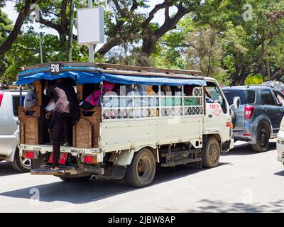 Zanzibar, Tanzania - Gennaio 2021: Dala via sulla strada della Tanzania, il trasporto pubblico africano per il trasporto di persone e merci. Il tempo di Covid in Africa. Foto Stock