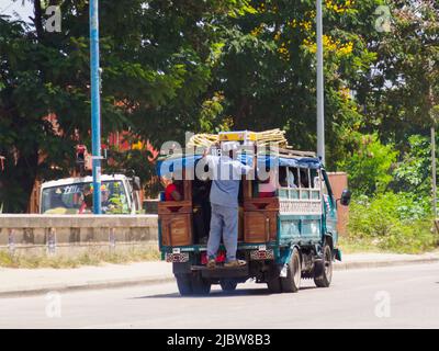 Zanzibar, Tanzania - Gennaio 2021: Dala via sulla strada della Tanzania, il trasporto pubblico africano per il trasporto di persone e merci. Il tempo di Covid in Africa. Foto Stock