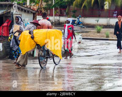 Zanzibar, Tanzania - Feb, 2021: La bicicletta è un mezzo di trasporto molto popolare in Africa, sia per il trasporto di persone e vari tipi di merci. Foto Stock